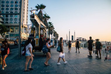 Tel Aviv İsrail 26 Ekim 2020 Herbert Samuel Promenade 'in Tel Aviv' deki tecrit ve Coronavirus salgını sırasında kimliği belirsiz İsrail halkının yürüdüğü görüntüler