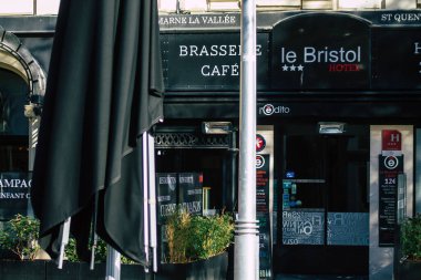 Fransa 'yı 31 Ekim 2020' de Coronavirus salgınının Fransa 'yı etkilemesinin ardından hükümet tarafından kapatılmış bir baro görüntüsü olarak gösteriyor.