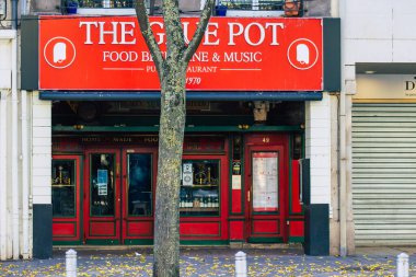 Fransa 'yı 31 Ekim 2020' de Coronavirus salgınının Fransa 'yı etkilemesinin ardından hükümet tarafından kapatılmış bir baro görüntüsü olarak gösteriyor.