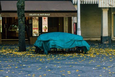 Fransa 'yı 31 Ekim 2020' de Coronavirus salgınının Fransa 'yı etkilemesinin ardından hükümet tarafından kapatılmış bir baro görüntüsü olarak gösteriyor.