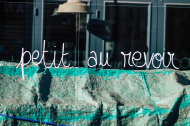 Fransa 'yı 31 Ekim 2020' de Coronavirus salgınının Fransa 'yı etkilemesinin ardından hükümet tarafından kapatılmış bir baro görüntüsü olarak gösteriyor.