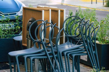 Fransa 'yı 31 Ekim 2020' de Coronavirus salgınının Fransa 'yı etkilemesinin ardından hükümet tarafından kapatılmış bir baro görüntüsü olarak gösteriyor.