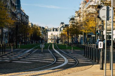 Fransa 'yı 31 Ekim 2020' de Coronavirus salgını sırasında Fransa 'yı etkileyen boş sokaklara bakıyor.