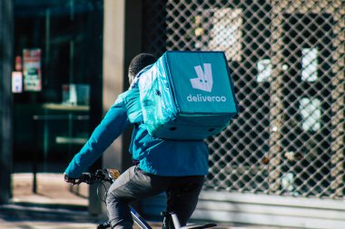 Fransa 'yı 31 Ekim 2020' de Coronavirus salgını sırasında şehir merkezinde çalışan ve Fransa 'yı etkileyen gıda teslimatçılarına bakıyor.