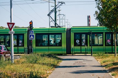 Fransa 'yı 31 Ekim 2020' de, Fransa 'nın Grand Est bölgesindeki bir şehir olan Reims toplu taşıma sisteminin bir parçası olan caddelerden geçen yolcular için modern bir elektrikli tramvaya bakıyor.