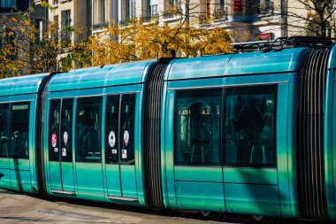 Fransa 'yı 31 Ekim 2020' de, Fransa 'nın Grand Est bölgesindeki bir şehir olan Reims toplu taşıma sisteminin bir parçası olan caddelerden geçen yolcular için modern bir elektrikli tramvaya bakıyor.
