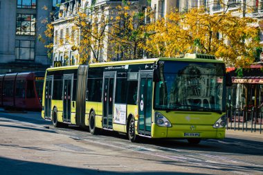Reims Fransa 31 Ekim 2020 Yolcular için geleneksel bir şehir otobüsü görüntüsü ve Grand Est 'te bir toplu taşıma sistemi olan Reims' in bir parçası