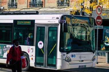 Reims Fransa 31 Ekim 2020 Yolcular için geleneksel bir şehir otobüsü görüntüsü ve Grand Est 'te bir toplu taşıma sistemi olan Reims' in bir parçası