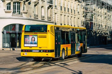Reims Fransa 31 Ekim 2020 Yolcular için geleneksel bir şehir otobüsü görüntüsü ve Grand Est 'te bir toplu taşıma sistemi olan Reims' in bir parçası