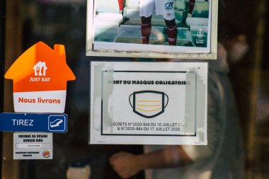 Reims caddelerindeki Coronavirus 'tan korunmak için 31 Ekim 2020' de Fransa 'da bir bilgi afişi görüldü.