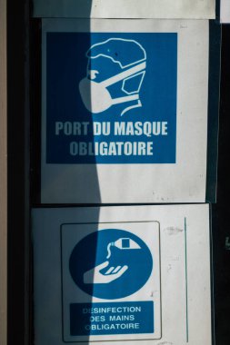 Reims caddelerindeki Coronavirus 'tan korunmak için 31 Ekim 2020' de Fransa 'da bir bilgi afişi görüldü.