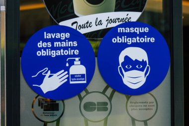 Reims caddelerindeki Coronavirus 'tan korunmak için 31 Ekim 2020' de Fransa 'da bir bilgi afişi görüldü.