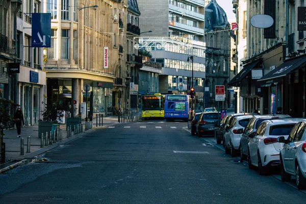 Fransa 'yı 31 Ekim 2020' de Coronavirus salgını sırasında Fransa 'yı etkileyen boş sokaklara bakıyor.