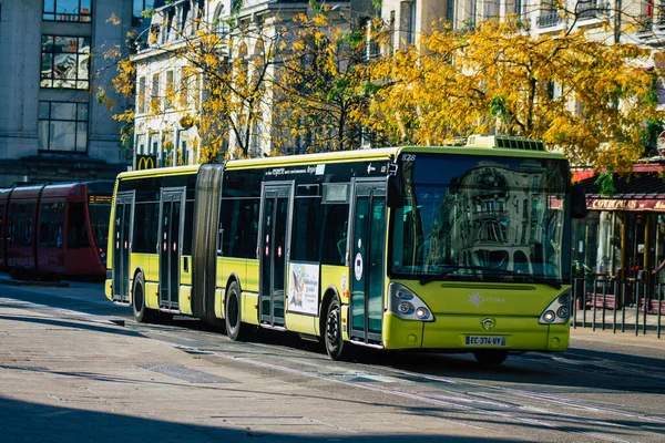 ランス フランス2020年10月31日グランド イーストの街 ランスの公共交通機関の一部を通って運転する乗客のための伝統的な都市バスの眺め — ストック写真