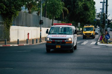 Tel Aviv İsrail 01 Kasım 2020 Kilit ve Coronavirus salgını sırasında Tel Aviv sokaklarında dolaşan bir İsrail ambulansı görülüyor