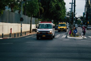 Tel Aviv İsrail 01 Kasım 2020 Kilit ve Coronavirus salgını sırasında Tel Aviv sokaklarında dolaşan bir İsrail ambulansı görülüyor