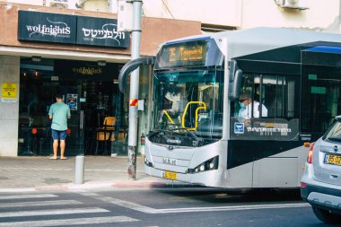 Tel Aviv İsrail 1 Kasım 2020 Tel Aviv 'in tecrit ve Coronavirus salgını sırasında Tel Aviv sokaklarından geçen bir İsrail halk otobüsüne bakınız.