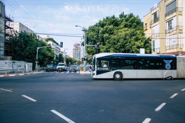 Tel Aviv İsrail 1 Kasım 2020 Tel Aviv 'in tecrit ve Coronavirus salgını sırasında Tel Aviv sokaklarından geçen bir İsrail halk otobüsüne bakınız.
