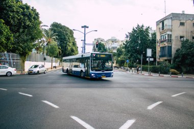 Tel Aviv İsrail 1 Kasım 2020 Tel Aviv 'in tecrit ve Coronavirus salgını sırasında Tel Aviv sokaklarından geçen bir İsrail halk otobüsüne bakınız.