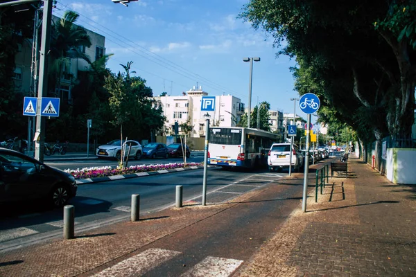 テルアビブイスラエル2020年11月01日人口の封じ込めを実施するためにロックダウンとコロナビアの流行の間にテルアビブの空の通りを通って運転イスラエルの公共バスの眺め — ストック写真