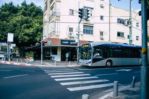 Tel Aviv İsrail 1 Kasım 2020 Tel Aviv 'in tecrit ve Coronavirus salgını sırasında Tel Aviv sokaklarından geçen bir İsrail halk otobüsüne bakınız.
