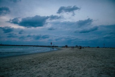 Tel Aviv İsrail 01 Kasım 2020 İsrail 'de İsrail' deki koronavirüs salgınına rağmen Tel Aviv plajında gün batımına hayranlıkla bakan kimliği belirsiz İsrail halkının görüntüsü