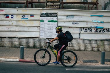 Tel Aviv İsrail 01 Kasım 2020 Kilit altında tutulma ve Coronavirus salgını sırasında İsrail 'deki nüfusu kontrol altına almak için Tel Aviv sokaklarında dolaşan kimliği belirsiz insanların görüntüsü