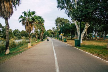 Tel Aviv İsrail 1 Kasım 2020 Tel Aviv 'deki bir halk bahçesinde nüfusu kontrol altına almak için Coronavirus salgını sırasında kimliği belirsiz insanların toplandığı görüntüler.