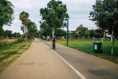 Tel Aviv İsrail 1 Kasım 2020 Tel Aviv 'deki bir halk bahçesinde nüfusu kontrol altına almak için Coronavirus salgını sırasında kimliği belirsiz insanların toplandığı görüntüler.