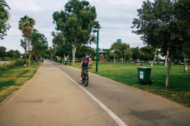 Tel Aviv İsrail 1 Kasım 2020 Tel Aviv 'deki bir halk bahçesinde nüfusu kontrol altına almak için Coronavirus salgını sırasında kimliği belirsiz insanların toplandığı görüntüler.