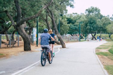 Tel Aviv İsrail 1 Kasım 2020 Tel Aviv 'deki bir halk bahçesinde nüfusu kontrol altına almak için Coronavirus salgını sırasında kimliği belirsiz insanların toplandığı görüntüler.