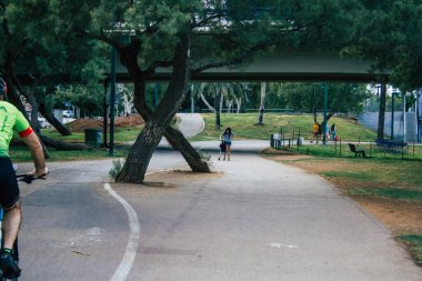 Tel Aviv İsrail 1 Kasım 2020 Tel Aviv 'deki bir halk bahçesinde nüfusu kontrol altına almak için Coronavirus salgını sırasında kimliği belirsiz insanların toplandığı görüntüler.