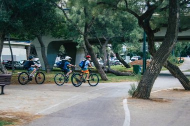 Tel Aviv İsrail 1 Kasım 2020 Tel Aviv 'deki bir halk bahçesinde nüfusu kontrol altına almak için Coronavirus salgını sırasında kimliği belirsiz insanların toplandığı görüntüler.