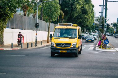 Tel Aviv İsrail 01 Kasım 2020 İsrail 'in İsrail' deki Coronavirus salgını ve tecrit sırasında Tel Aviv sokaklarından geçen geleneksel bir İsrail taksisinin görüntüsü