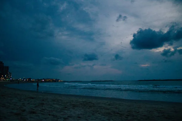 以色列特拉维夫2020年11月1日尽管以色列城市被封锁并爆发了考罗纳威斯疫情 但仍有身份不明的以色列人欣赏特拉维夫海滩的日落 — 图库照片