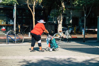 Tel Aviv İsrail 2 Kasım 2020 Coronavirus salgını ve nüfusu kontrol altına almak için kilit altına almak amacıyla sokaklarda yürüyen kimliği belirsiz İsrailli insanların görüntüsü