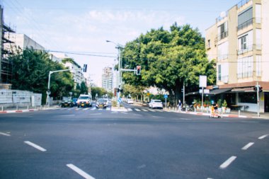 Tel Aviv İsrail 2 Kasım 2020 Coronavirus salgını ve nüfusu kontrol altına almak için kilit altına almak amacıyla sokaklarda yürüyen kimliği belirsiz İsrailli insanların görüntüsü