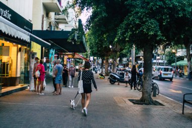 Tel Aviv İsrail 2 Kasım 2020 Coronavirus salgını ve nüfusu kontrol altına almak için kilit altına almak amacıyla sokaklarda yürüyen kimliği belirsiz İsrailli insanların görüntüsü