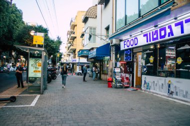Tel Aviv İsrail 2 Kasım 2020 Coronavirus salgını ve nüfusu kontrol altına almak için kilit altına almak amacıyla sokaklarda yürüyen kimliği belirsiz İsrailli insanların görüntüsü