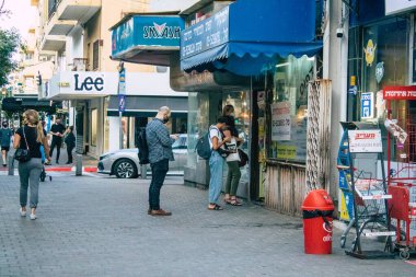 Tel Aviv İsrail 2 Kasım 2020 Coronavirus salgını ve nüfusu kontrol altına almak için kilit altına almak amacıyla sokaklarda yürüyen kimliği belirsiz İsrailli insanların görüntüsü