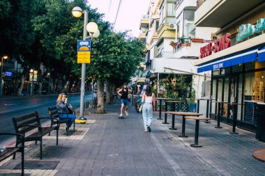 Tel Aviv İsrail 2 Kasım 2020 Coronavirus salgını ve nüfusu kontrol altına almak için kilit altına almak amacıyla sokaklarda yürüyen kimliği belirsiz İsrailli insanların görüntüsü