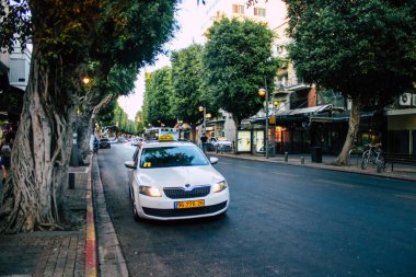 Tel Aviv İsrail 2 Kasım 2020 'de İsrail' deki Coronavirus salgını ve tecrit sırasında Tel Aviv sokaklarından geçen geleneksel bir İsrail taksisinin görüntüsü