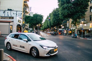 Tel Aviv İsrail 2 Kasım 2020 'de İsrail' deki Coronavirus salgını ve tecrit sırasında Tel Aviv sokaklarından geçen geleneksel bir İsrail taksisinin görüntüsü