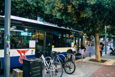 Tel Aviv İsrail 2 Kasım 2020 'de İsrail halk otobüsünün Tel Aviv' in boş sokaklarından geçişi ve Coronavirus salgınının nüfusu kontrol altına almak için sürdüğü görülüyor.
