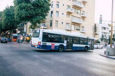 Tel Aviv İsrail 2 Kasım 2020 'de İsrail halk otobüsünün Tel Aviv' in boş sokaklarından geçişi ve Coronavirus salgınının nüfusu kontrol altına almak için sürdüğü görülüyor.
