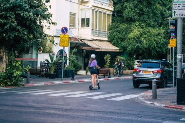 Tel Aviv İsrail 2 Kasım 2020 Kilit altında tutulma ve Coronavirus salgını sırasında İsrail 'deki nüfusu kontrol altına almak için Tel Aviv sokaklarında dolaşan kimliği belirsiz insanların görüntüsü