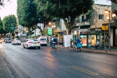 Tel Aviv İsrail 2 Kasım 2020 Kilit altında tutulma ve Coronavirus salgını sırasında İsrail 'deki nüfusu kontrol altına almak için Tel Aviv sokaklarında dolaşan kimliği belirsiz insanların görüntüsü