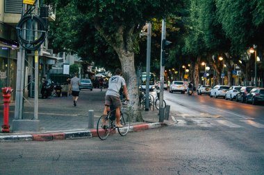 Tel Aviv İsrail 2 Kasım 2020 Kilit altında tutulma ve Coronavirus salgını sırasında İsrail 'deki nüfusu kontrol altına almak için Tel Aviv sokaklarında dolaşan kimliği belirsiz insanların görüntüsü