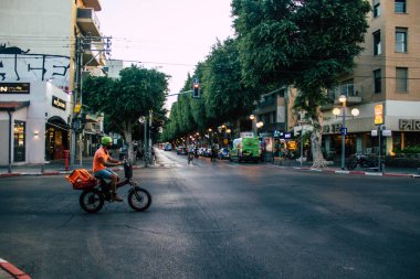 Tel Aviv İsrail 2 Kasım 2020 Kilit altında tutulma ve Coronavirus salgını sırasında İsrail 'deki nüfusu kontrol altına almak için Tel Aviv sokaklarında dolaşan kimliği belirsiz insanların görüntüsü