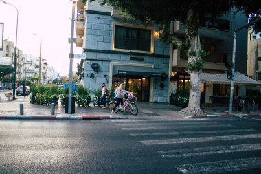 Tel Aviv İsrail 2 Kasım 2020 Kilit altında tutulma ve Coronavirus salgını sırasında İsrail 'deki nüfusu kontrol altına almak için Tel Aviv sokaklarında dolaşan kimliği belirsiz insanların görüntüsü